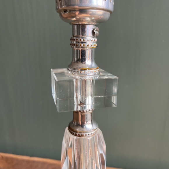 Vintage 50s Clear Crystal Glass and Lucite Leviton Lamp - Picture 3 of 5